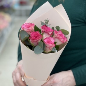 Elegant Bouquet of 5 Pink Roses